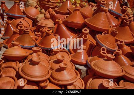 Cuisine tajine et autres poteries sur un marché marocain 3 Banque D'Images