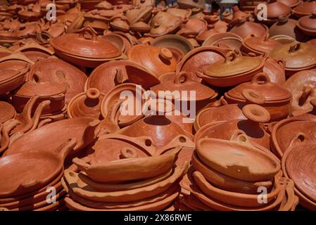 Cuisine tajine et autres poteries sur un marché marocain 2 Banque D'Images