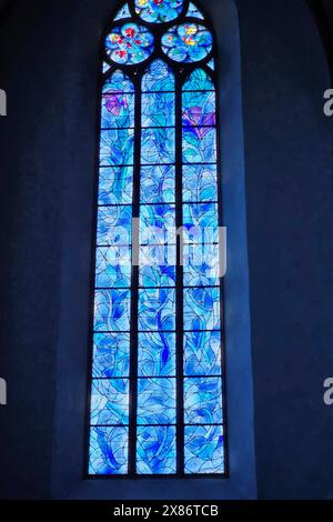 Mainz Themenfoto : Deutschland, Kirchen, Mainz, Rheinland-Pfalz, 20.05.2024 Die blauen Fenster von Marc Chagall in der Kirche : Deutschland, Kirchen, Mainz, Rheinland-Pfalz sind eine Touristenattraktion Themenfoto : Deutschland, Kirchen, Mainz, Rheinland-Pfalz, 20.05.2024 *** Mainz photo thème Allemagne, Eglises, Mainz, Rhénanie-Palatinat, St Stephan, 20 05 2024 les fenêtres bleues de Marc Chagall dans l'église de St Stephan à Mayence, Rhénanie-Palatinat sont une attraction touristique thème Allemagne, Eglises, Mayence, Rhénanie-Palatinat, St Stephan, 20 05 2024 Copyright : xAugstx/ Banque D'Images