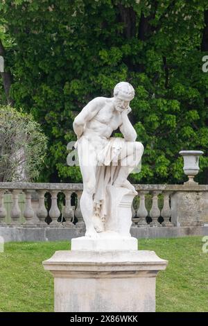 Paris, le 19 avril 2024:- Une vue des statues du jardin du Luxembourg, ou jardin du Luxembourg Banque D'Images