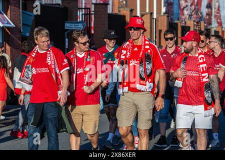 Fans de football de Liverpool à Anfield un jour de match après le match , Liverpool , Royaume-Uni . Banque D'Images