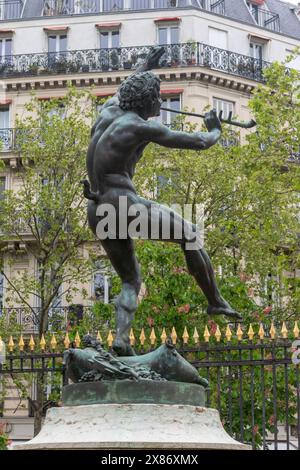 Paris, le 19 avril 2024:- Une vue de la statue de faune dansant dans les jardins du Luxembourg, ou jardin du Luxembourg Banque D'Images