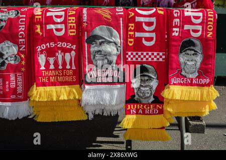 La marchandise montrant le manager allemand de Liverpool, Jurgen Klopp, est vue en vente à l'extérieur du terrain d'Anfield à Liverpool. Banque D'Images