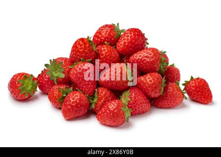 Tas de fraises hollandaises rouges fraîches mûres isolées sur fond blanc gros plan Banque D'Images
