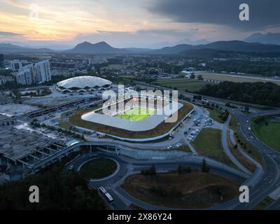 Ljubljana Stozice, Slovénie - 19 juin 2023 : complexe sportif moderne avec stade et arène au coucher du soleil, vue aérienne. Banque D'Images