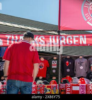 La marchandise montrant le manager allemand de Liverpool, Jurgen Klopp, est vue en vente à l'extérieur du Ground Anfield à Liverpool Banque D'Images