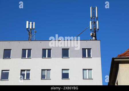 Infrastructure de toit de station de base mobile en Europe. Émetteurs de téléphone portable en Wodzislaw Slaski, Pologne. Banque D'Images