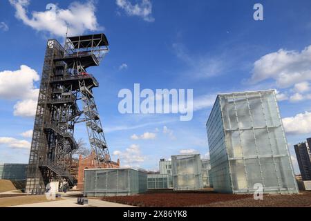 KATOWICE, POLOGNE - 5 MARS 2017 : cadre de mine de charbon à côté du Musée silésien (Muzeum Slaskie). Katowice est une ancienne ville industrielle embrassant son i. Banque D'Images