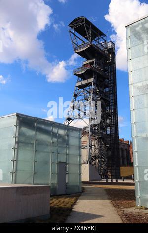 KATOWICE, POLOGNE - 5 MARS 2017 : cadre de mine de charbon à côté du Musée silésien (Muzeum Slaskie). Katowice est une ancienne ville industrielle embrassant son i. Banque D'Images