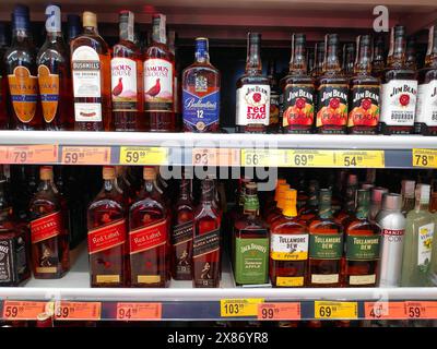 VARSOVIE, POLOGNE - 9 MAI 2023 : Prix du whisky et du bourbon dans un supermarché Biedronka à Varsovie, Pologne. Banque D'Images