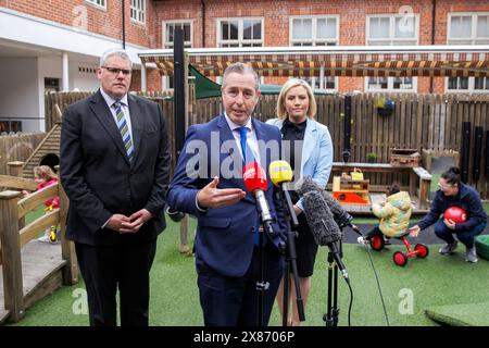 Le ministre de l’éducation Paul Givan (au centre) avec le chef intérimaire du DUP, Gavin Robinson, député (à gauche) et Diane Forsythe, députée provinciale, s’adressant aux médias lors d’une conférence de presse dans un centre Sure Start à l’est de Belfast, où il a annoncé qu'un nouveau programme de subventions pour la garde d'enfants sera offert aux parents qui travaillent en Irlande du Nord dans le cadre d'un ensemble de mesures de 25 millions de livres sterling. Date de la photo : jeudi 23 mai 2024. Banque D'Images