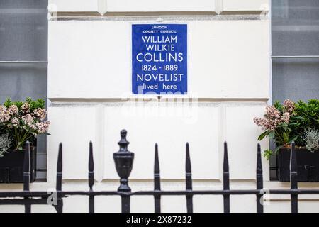 Londres, Royaume-Uni - 4 mars 2024 : une plaque bleue sur Gloucester place à Londres, Royaume-Uni, marquant l'endroit où vivait le romancier William Wilkie Collins. Banque D'Images