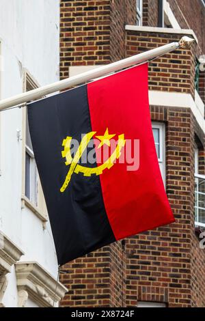 Londres, Royaume-Uni - 4 mars 2024 : le drapeau angolais flotte au-dessus de l'entrée de l'ambassade d'Angola, située sur Dorset Street à Londres, Royaume-Uni. Banque D'Images