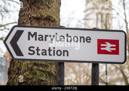 Londres, Royaume-Uni - 4 mars 2024 : un panneau indiquant la direction de la gare ferroviaire de Marylebone dans le centre de Londres, Royaume-Uni. Banque D'Images