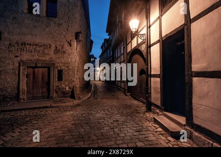 Rue médiévale à Quedlinburg, nuit, sombre, vieux, lanterne, Allemagne Banque D'Images