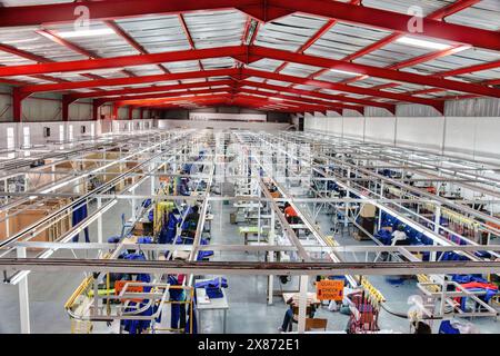 vue aérienne de l'usine textile, machines à coudre, développements économiques industriels africains et diversification dans la fabrication à grande échelle Banque D'Images