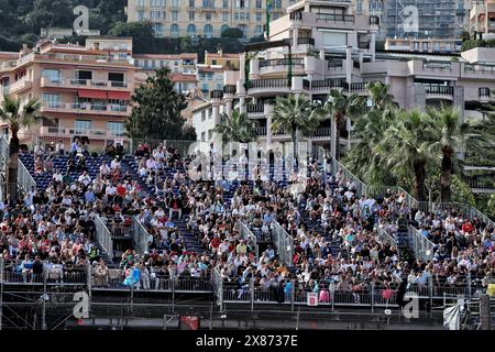 Monte Carlo, Monaco. 23 mai 2024. Ambiance du circuit - fans dans la tribune. Championnat du monde de formule 1, Rd 8, Grand Prix de Monaco, jeudi 23 mai 2024. Monte Carlo, Monaco. Crédit : James Moy/Alamy Live News Banque D'Images