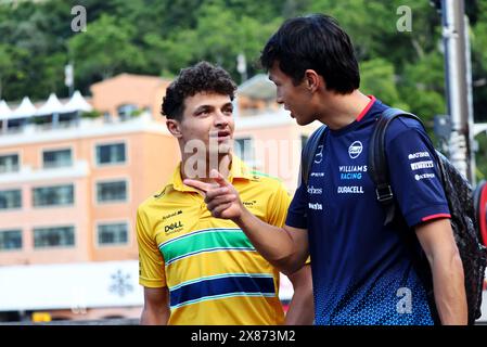 Monaco, Monte Carlo. 23 mai 2024. (Gauche à droite) : Lando Norris (GBR) McLaren avec Alexander Albon (THA) Williams Racing. 23.05.2024. Championnat du monde de formule 1, Rd 8, Grand Prix de Monaco, Monte Carlo, Monaco, journée de préparation. Le crédit photo devrait se lire : XPB/Alamy Live News. Banque D'Images