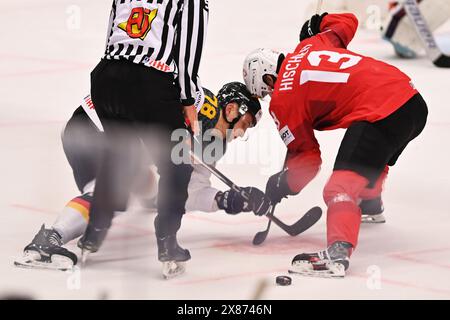 Ostrava, République tchèque. 23 mai 2024. Match de quart de finale Suisse vs Allemagne du Championnat mondial 2024 de l’IIHF, à Ostravar Arena, Ostrava, République tchèque, le 23 mai, 2024. de gauche à droite Nico Sturm (GER), Nico Hischier (sui). Crédit : Jaroslav Ozana/CTK photo/Alamy Live News Banque D'Images