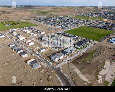 Airdrie Alberta Canada, 21 mai 2024 : nouveau chantier de construction de maisons surplombant l'annexion lointaine de terres et le parc Chinook Winds. Banque D'Images