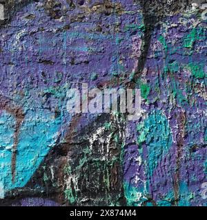Peinture égouttée colorée violette brillante sur fond de mur de béton ancien. Coups de pinceau naturels et ciment rugueux texturé. Photo carrée. Banque D'Images