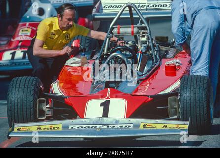 Les mécaniciens travaillent sur la Ferrari 312T de Niki Lauda pour la première USGP West Race le 28 mars 1976 à long Beach, Californie. Banque D'Images