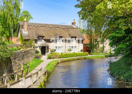 Thornton-le-Dale chaume cottage et Thornton Beck à Thornton le Dale North Yorkshire Angleterre GB Europe - british chaume cottage angleterre Banque D'Images