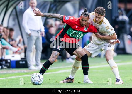 Nimègue, pays-Bas. 23 mai 2024. NIMÈGUE, PAYS-BAS - 23 MAI : Tjaronn Chery de NEC combat pour possession avec Evert Linthorst de Go Ahead Eagles lors du match de demi-finale de la Ligue européenne entre NEC et Go Ahead Eagles au Goffertstadion le 23 mai 2024 à Nimègue, pays-Bas. (Photo de Henny Meyerink/BSR Agency) crédit : BSR Agency/Alamy Live News Banque D'Images