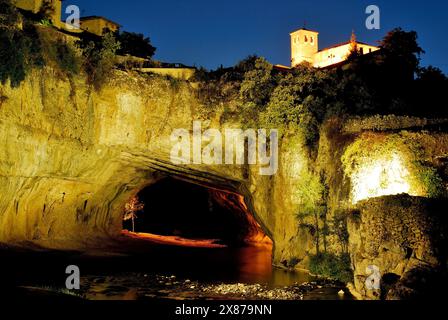 Arc et passage dans la rivière Nela, Puentedey, Burgos, Espagne Banque D'Images