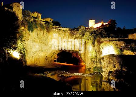 Arc et passage dans la rivière Nela, Puentedey, Burgos, Espagne Banque D'Images