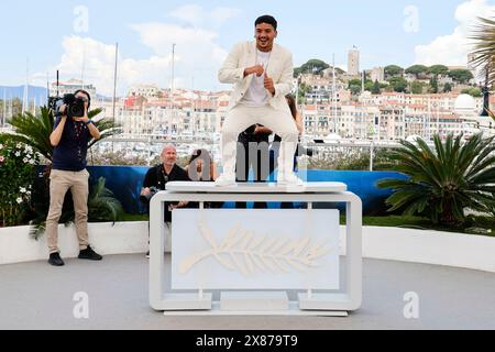 Iago Xavier pose lors de l'appel photo du Motel Destino lors du 77e Festival de Cannes, en France, le 23 mai 2024. Banque D'Images