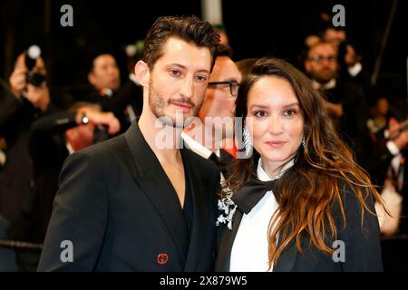 Pierre Niney et Anais Demoustier partent pour la première de 'le Comte de Monte Christo' lors du 77ème Festival de Cannes au Palais des Festivals de Cannes, France, le 22 mai 2024. Banque D'Images