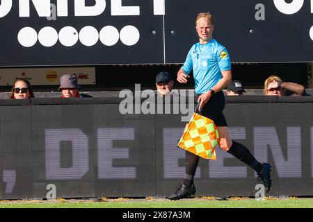 Nimègue, pays-Bas. 23 mai 2024. NIMÈGUE, PAYS-BAS - 23 MAI : L'arbitre adjoint Frans Ozinga court lors du match de demi-finale de la Ligue européenne entre NEC et Go Ahead Eagles au Goffertstadion le 23 mai 2024 à Nimègue, pays-Bas. (Photo de Broer van den Boom/Orange Pictures) crédit : Orange pics BV/Alamy Live News Banque D'Images