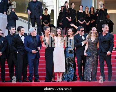 Cannes, France. 23 mai 2024. Cannes, 77ème Festival de Cannes 2024, dixième soirée. Tapis rouge du film 'L'amour Ouf' sur la photo : Ahmed Hamidi, Alain Chabat, Anthony Bajon, Karim Laklou, François civil, Adèle Exarchopoulos, Alain Attal, Gilles Lellouche, Élodie Bouchez, Mallory Wanecque, Malik Frikah, le producteur Hugo Selignac et Jean-Pascal Zadi Credit : Independent photo Agency/Alamy Live News Banque D'Images