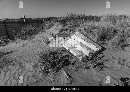 Débris abandonnés par la mer sur la plage d'hiver morceaux de bateaux de pêche lavés à terre par des tempêtes à Lido di Venezia Veneto Italie Banque D'Images