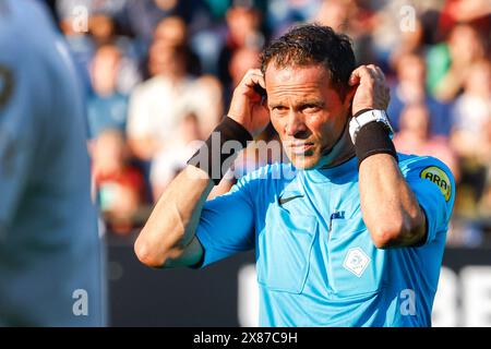 Nimègue, pays-Bas. 23 mai 2024. NIMÈGUE, PAYS-BAS - 23 MAI : L'arbitre Bas Nijhuis se frotte les oreilles lors du match de demi-finale de la Ligue européenne entre NEC et Go Ahead Eagles au Goffertstadion le 23 mai 2024 à Nimègue, pays-Bas. (Photo de Broer van den Boom/Orange Pictures) crédit : Orange pics BV/Alamy Live News Banque D'Images