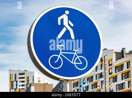 Panneau de vélo piéton, vélo de route. Chemin de promenade circulation de sécurité de voie, voie de trottoir de la ville de signalisation de la route. Symbole de peinture partagé ciel de signalisation R Banque D'Images