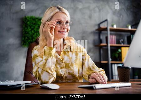 Portrait de belle magnifique chaise assise réussie de dame travaillant dans un espace de travail confortable lumière du jour à l'intérieur Banque D'Images