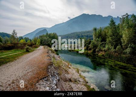 Vue sur la rivière Astico avec des eaux claires et des prairies verdoyantes sur le Valdastico près de Cogollo Del Cengio dans la province de Vicence Veneto Italie Banque D'Images