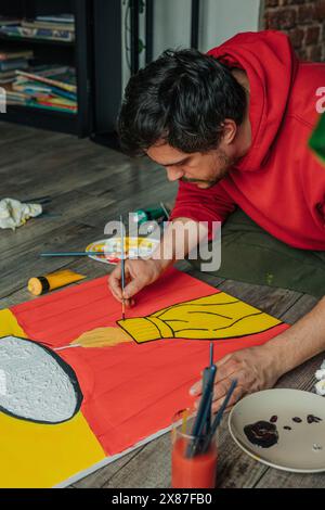 Peinture de peintre focalisée avec pinceau sur toile à la maison Banque D'Images