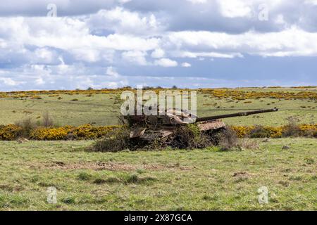 Ruines d'un char abandonné rouillé près du village d'Imber sur le terrain d'entraînement militaire du MOD, plaine de Salisbury, Wiltshire, Angleterre, Royaume-Uni Banque D'Images