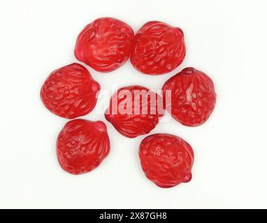 Ensemble de bonbons gelée en forme de fraise rouge isolés sur fond blanc Banque D'Images