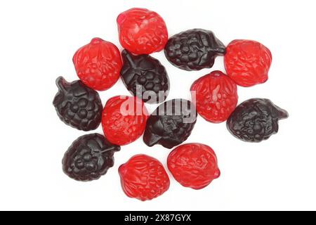 Bonbons gélifiés en forme de fruits de baies noires et rouges isolés sur fond blanc Banque D'Images
