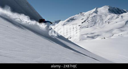 Skieur appréciant le ski sur la montagne pointe de Mean Martin Banque D'Images