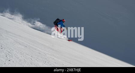 Skieur insouciant skier sur neige Banque D'Images