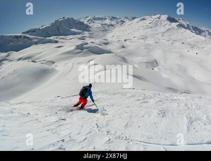 Ski skieur on snowy slope Banque D'Images