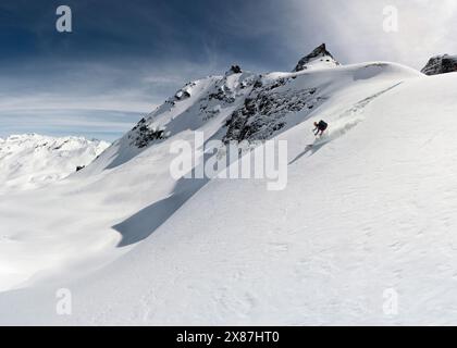 Skieur insouciant ski alpin sur la pointe de la Sana montagne Banque D'Images