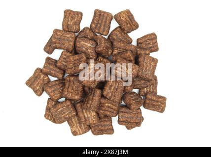 Pile de pastilles de céréales au chocolat en forme de flocons isolés sur fond blanc Banque D'Images