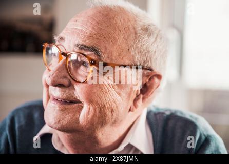 Homme âgé retraité réfléchi portant des lunettes à la maison Banque D'Images