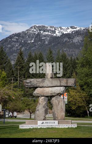 Un inuksuk marque l'entrée de la ville de Whistler est une belle ville de ski dans les montagnes de la Colombie-Britannique. Banque D'Images